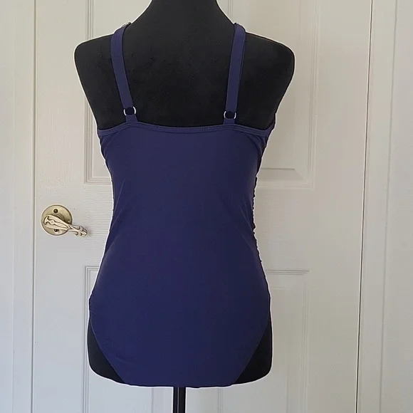 One piece bathing suit 🩱 - Picture 2 of 2